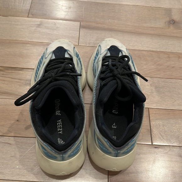 Yeezy 370 - Picture 4 of 6